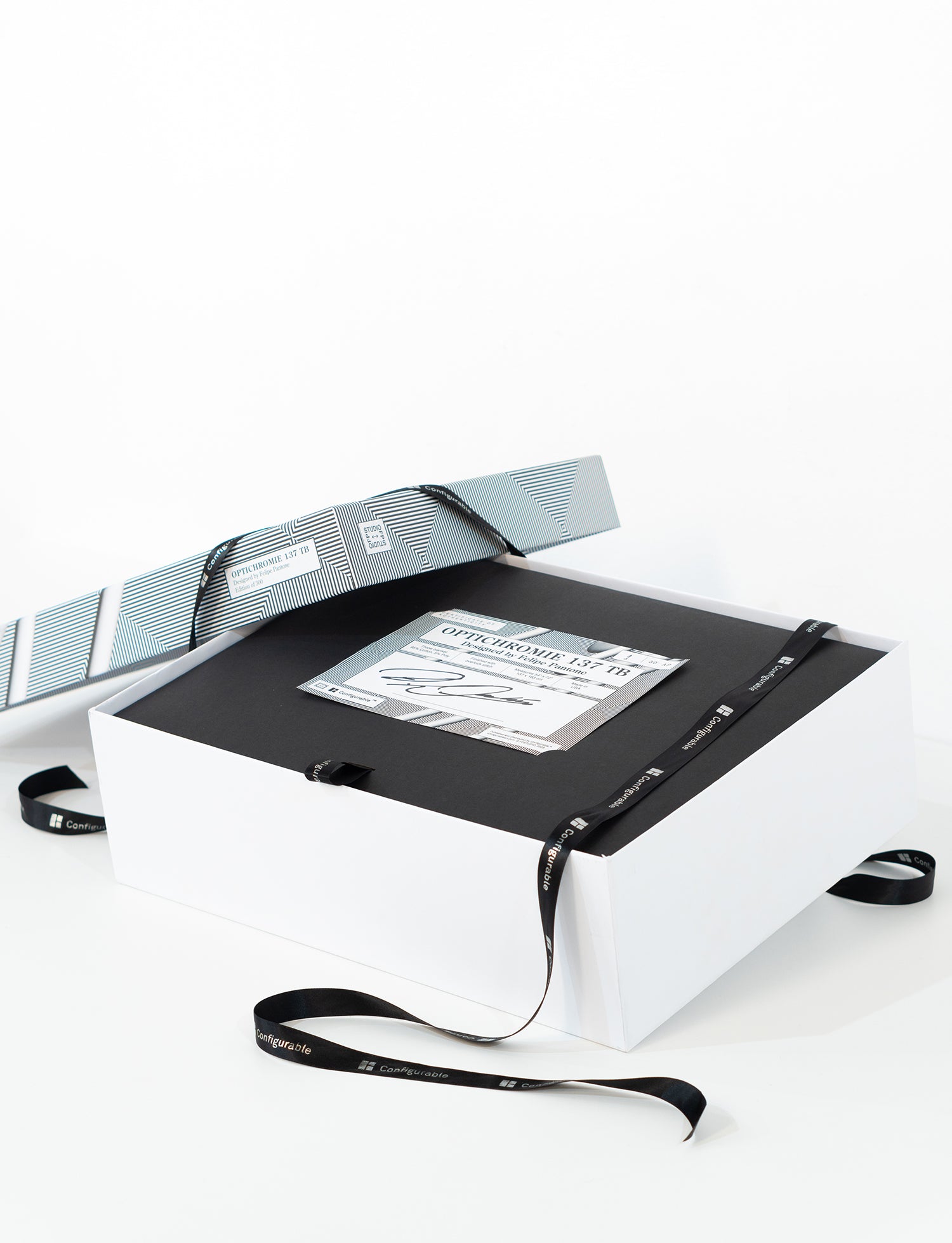 'OPTICHROMIE 137' Throw Blanket