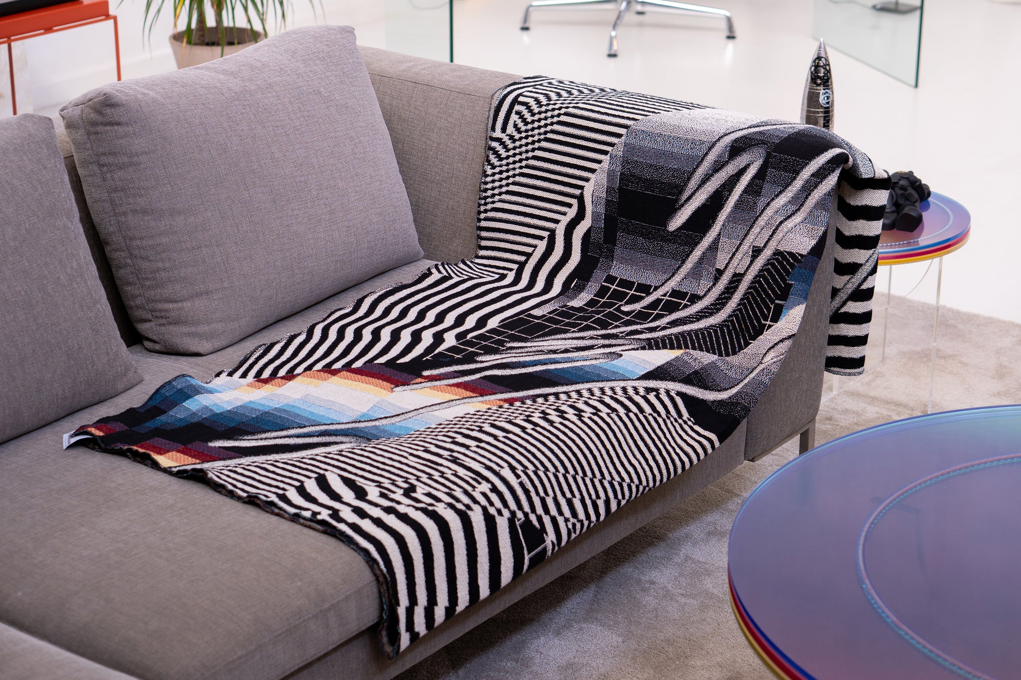 'OPTICHROMIE 137' Throw Blanket