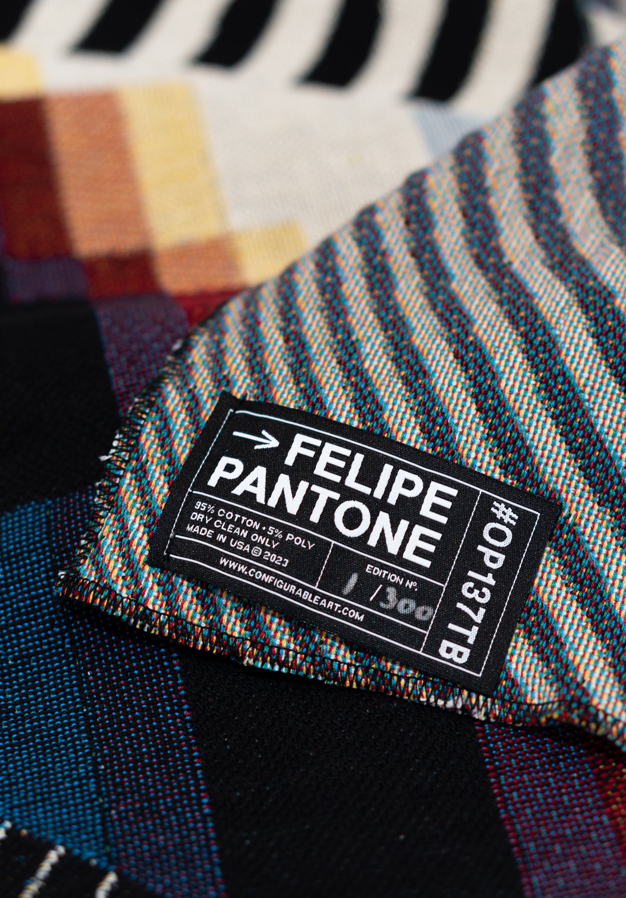 'OPTICHROMIE 137' Throw Blanket